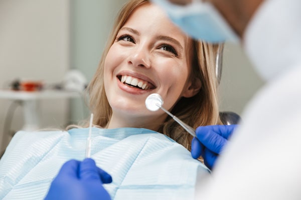 Lächelnde Patientin beim Zahnarzt in Kassel